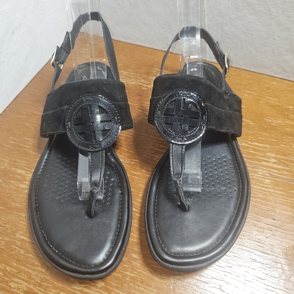 Clarks leather thong sandal. Part of the ultimate comfort collection. 9.5 black
